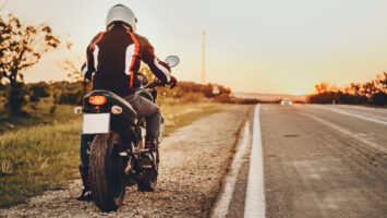 Conduite sur piste et route : peut-on vraiment utiliser la même moto pour les deux ?