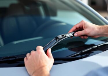 apprenez à installer facilement un balai essuie-glace sur votre volkswagen polo vi grâce à notre mode d'emploi simple et détaillé. suivez nos étapes claires pour un remplacement rapide et efficace.