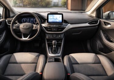 plongez dans l'intérieur repensé de la ford fiesta, offrant un espace optimisé pour un confort exceptionnel à chaque trajet.