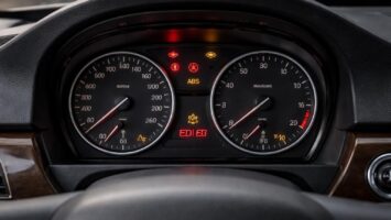 découvrez la signification réelle des voyants de votre bmw série 3 e90. un guide complet pour comprendre chaque alerte et assurer la sécurité de votre véhicule.