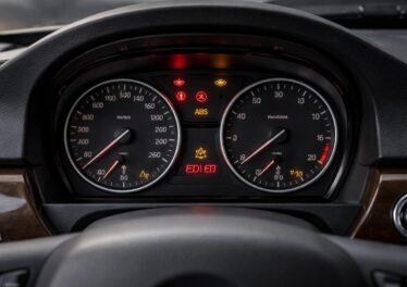 découvrez la signification réelle des voyants de votre bmw série 3 e90. un guide complet pour comprendre chaque alerte et assurer la sécurité de votre véhicule.