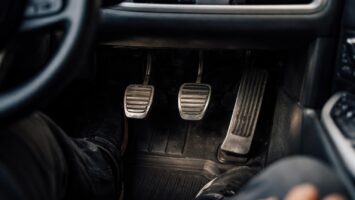 découvrez pourquoi les pédales sont essentielles pour une conduite automobile sécurisée et efficace. ce guide complet vous explique leur rôle et leur utilisation.