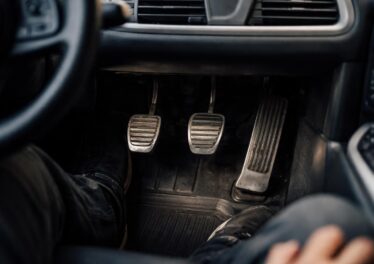 découvrez pourquoi les pédales sont essentielles pour une conduite automobile sécurisée et efficace. ce guide complet vous explique leur rôle et leur utilisation.