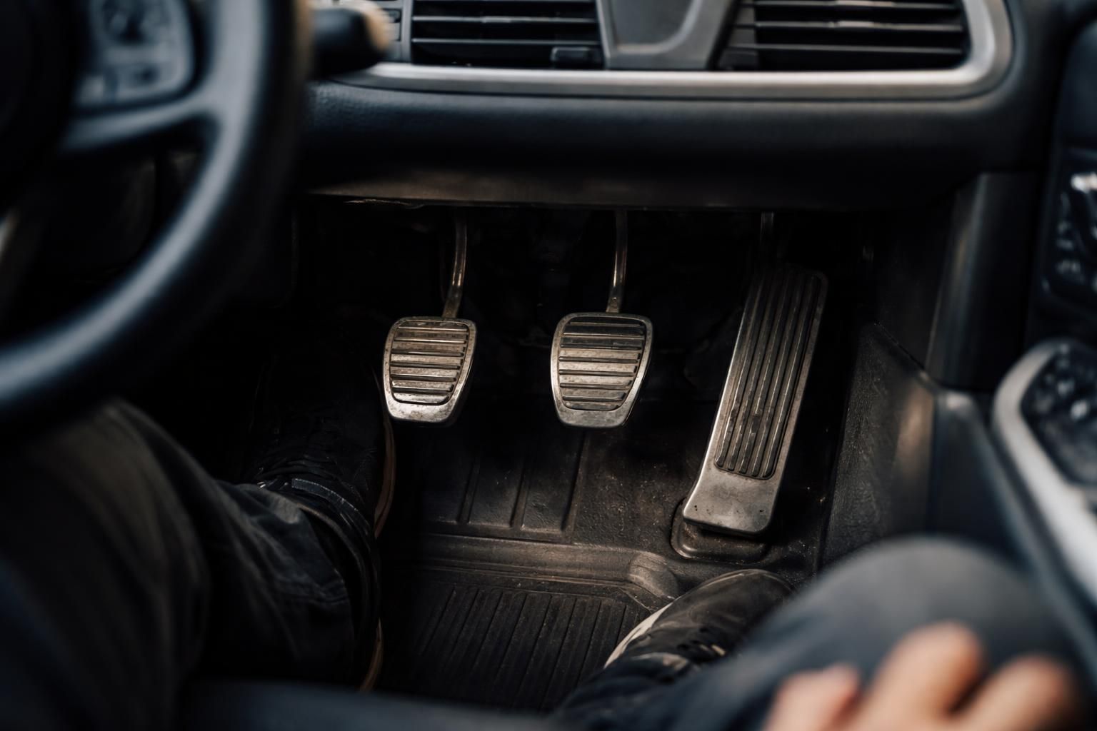 découvrez pourquoi les pédales sont essentielles pour une conduite automobile sécurisée et efficace. ce guide complet vous explique leur rôle et leur utilisation.